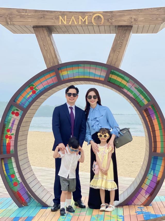 Thời trang mẹ con sao Việt: Hoa hậu Đặng Thu Thảo và con gái giản dị mà vẫn sang trọng-10