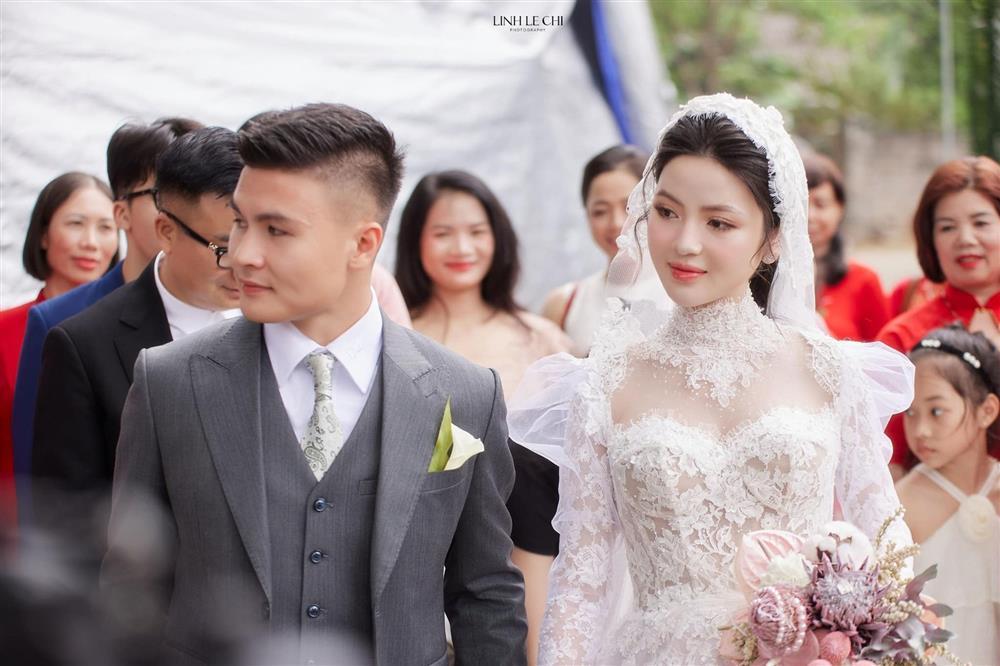 Chu Thanh Huyền thay 4 mẫu váy cúp ngực trong ngày cưới Quang Hải-1