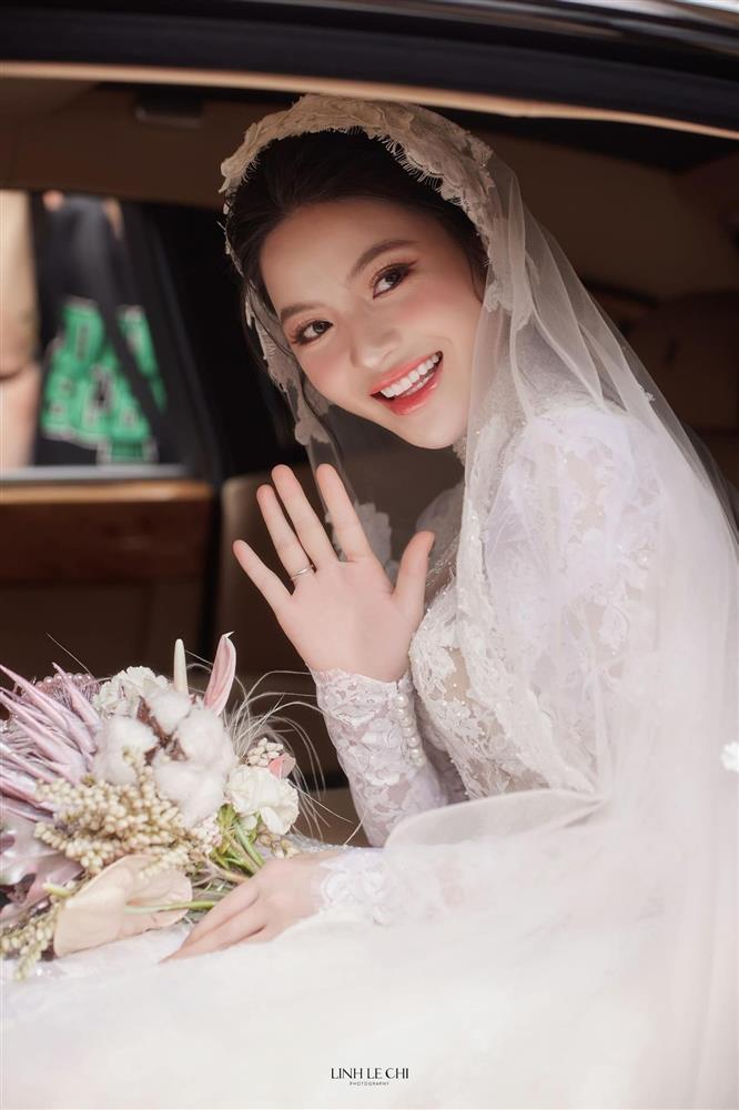Chu Thanh Huyền thay 4 mẫu váy cúp ngực trong ngày cưới Quang Hải-2