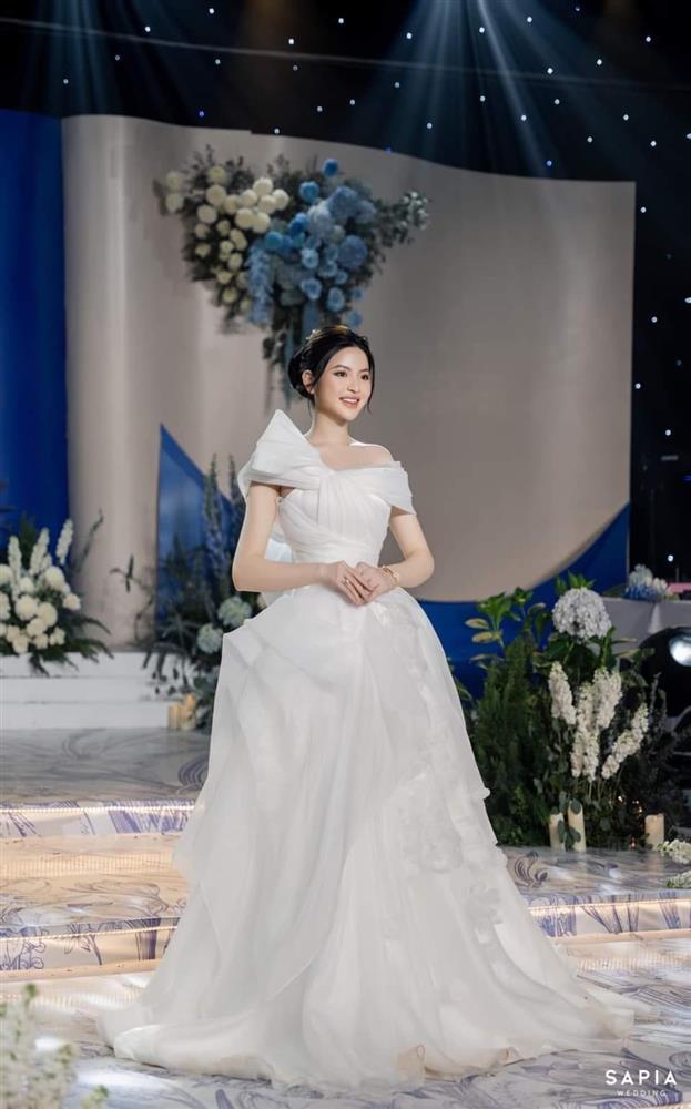 Chu Thanh Huyền thay 4 mẫu váy cúp ngực trong ngày cưới Quang Hải-11