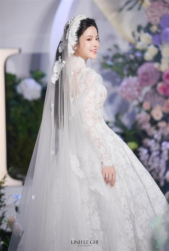 Chu Thanh Huyền thay 4 mẫu váy cúp ngực trong ngày cưới Quang Hải-4