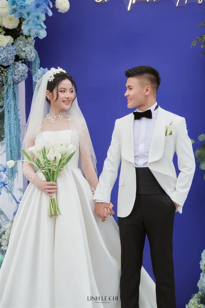 Chu Thanh Huyền thay 4 mẫu váy cúp ngực trong ngày cưới Quang Hải-5