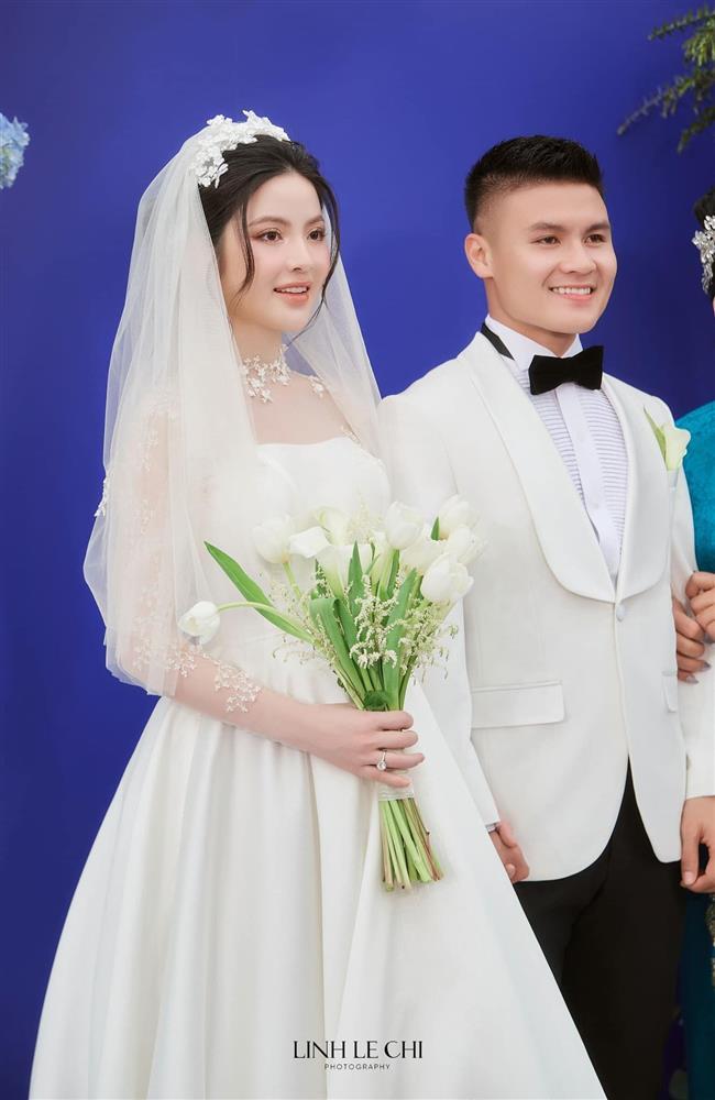 Chu Thanh Huyền thay 4 mẫu váy cúp ngực trong ngày cưới Quang Hải-6