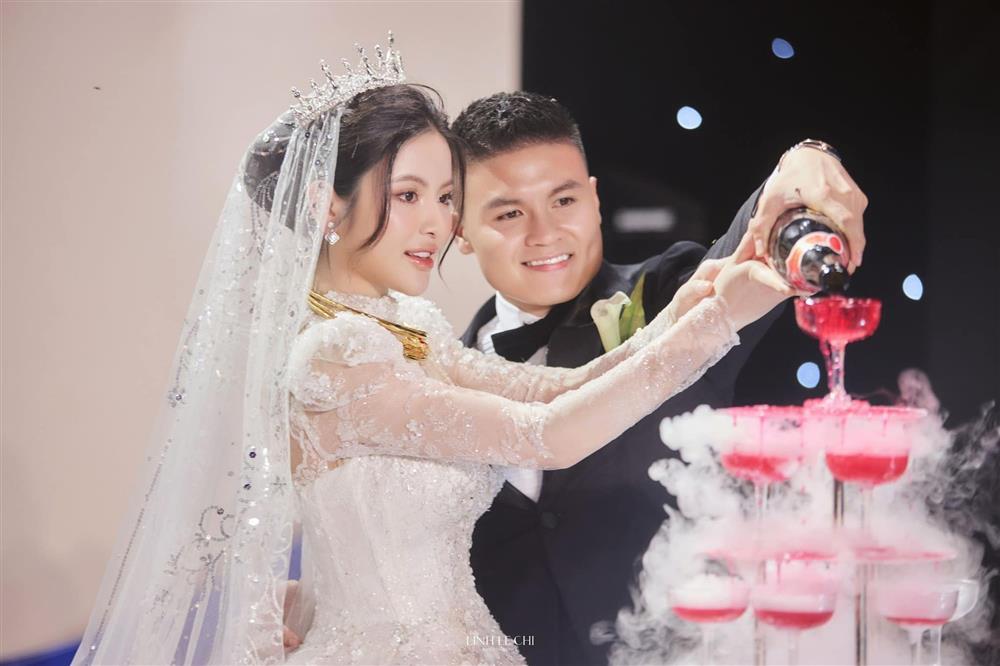 Chu Thanh Huyền thay 4 mẫu váy cúp ngực trong ngày cưới Quang Hải-7