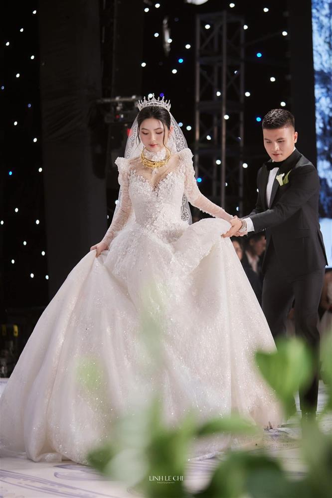 Chu Thanh Huyền thay 4 mẫu váy cúp ngực trong ngày cưới Quang Hải-8