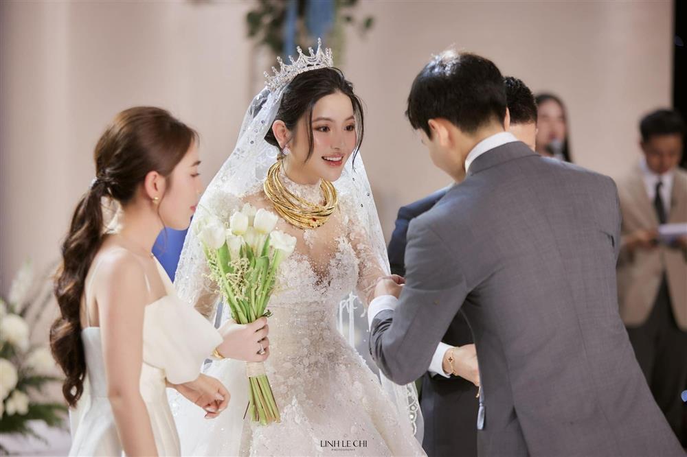 Chu Thanh Huyền thay 4 mẫu váy cúp ngực trong ngày cưới Quang Hải-9