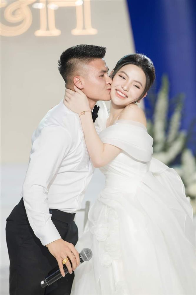 Chu Thanh Huyền thay 4 mẫu váy cúp ngực trong ngày cưới Quang Hải-10