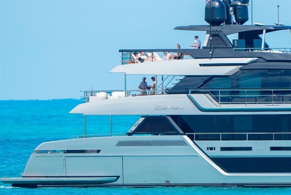Vợ chồng Beckham nghỉ dưỡng trên du thuyền 500 tỷ-1