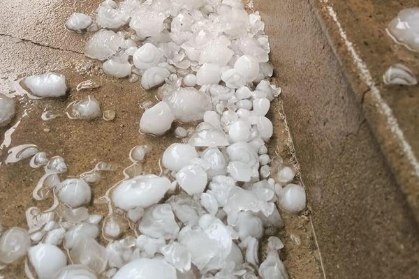 Mưa đá xuất hiện tại Quảng Ninh, cột điện đổ ra đường-7