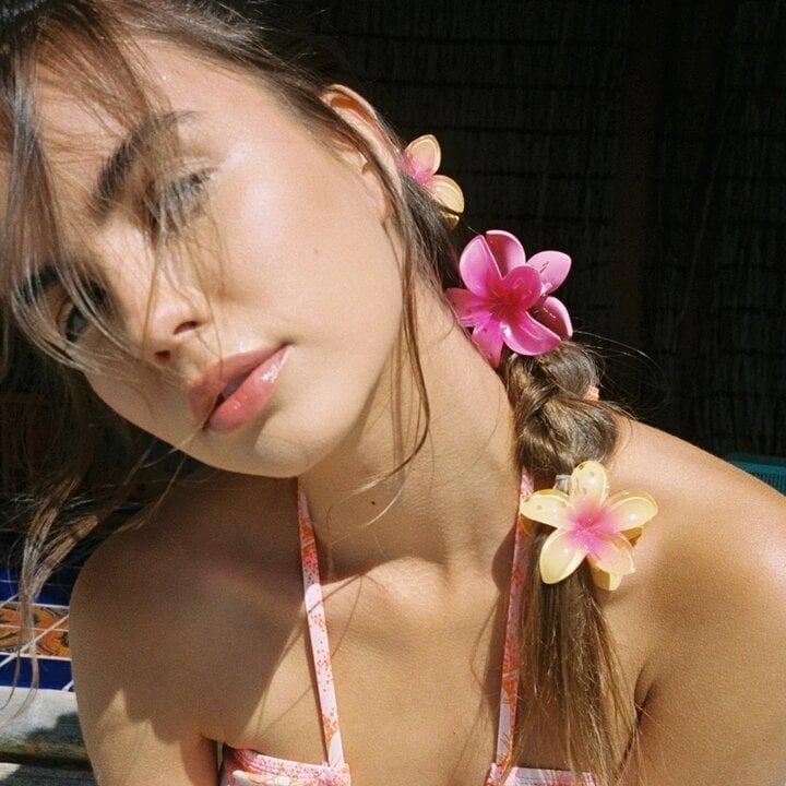 Vì sao cơn sốt kẹp tóc hoa sứ khiến các cô gái phát cuồng?-2