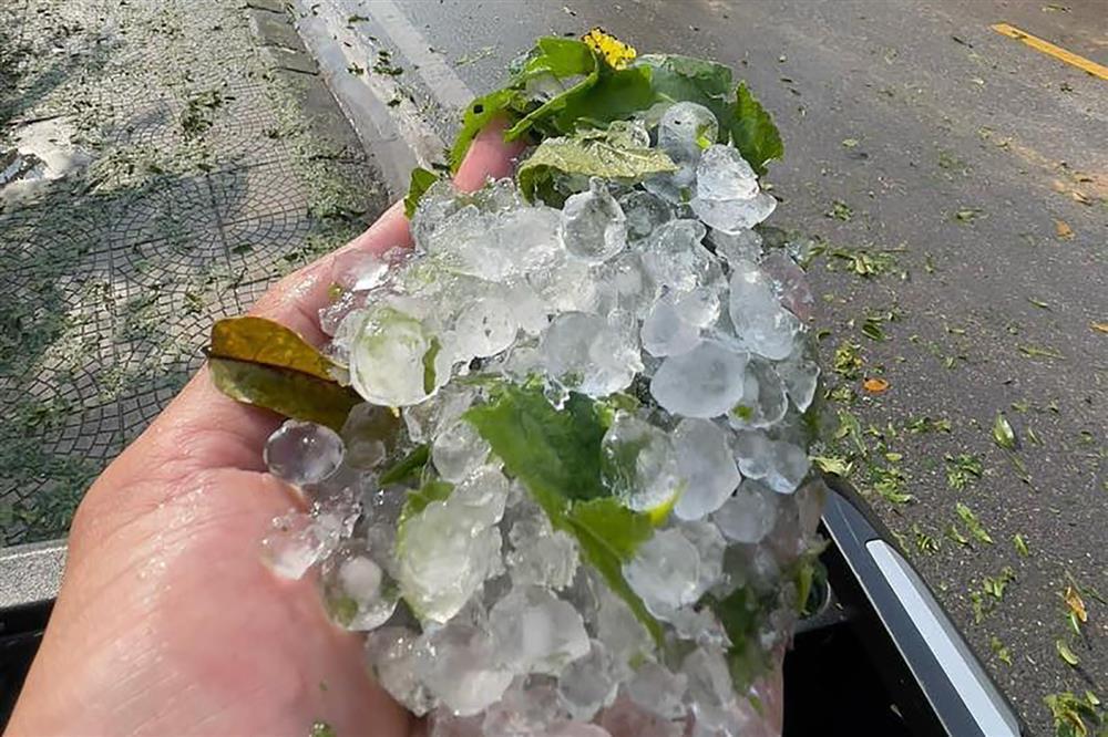 Mưa đá xuất hiện tại Quảng Ninh, cột điện đổ ra đường-1