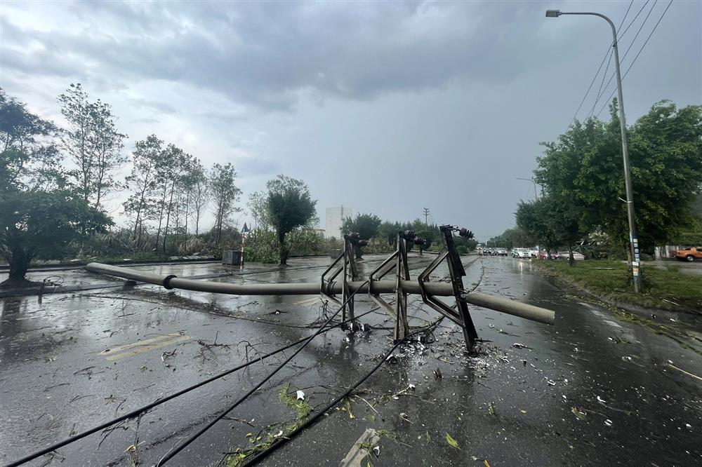 Mưa đá xuất hiện tại Quảng Ninh, cột điện đổ ra đường-4