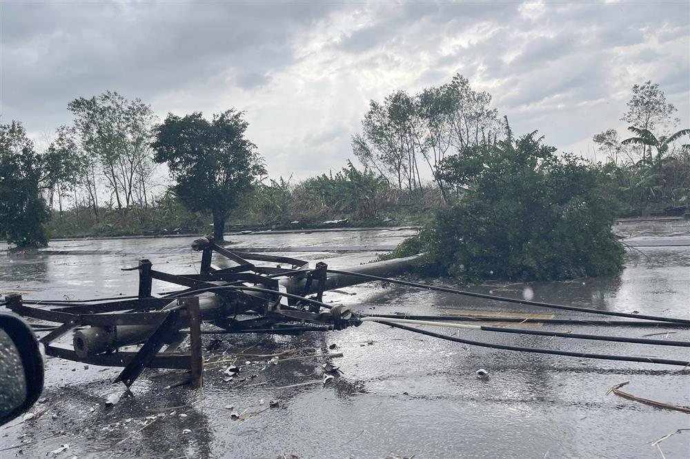 Mưa đá xuất hiện tại Quảng Ninh, cột điện đổ ra đường-5