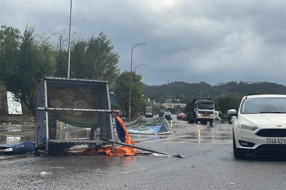 Mưa đá xuất hiện tại Quảng Ninh, cột điện đổ ra đường-6