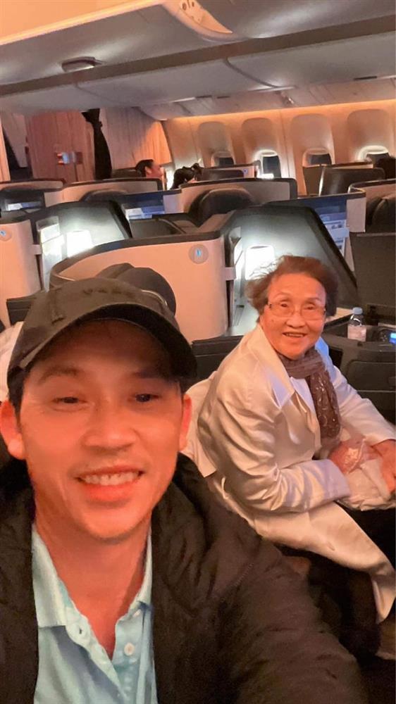 Hoài Linh đưa mẹ từ Mỹ về Việt Nam bằng khoang hạng nhất-1