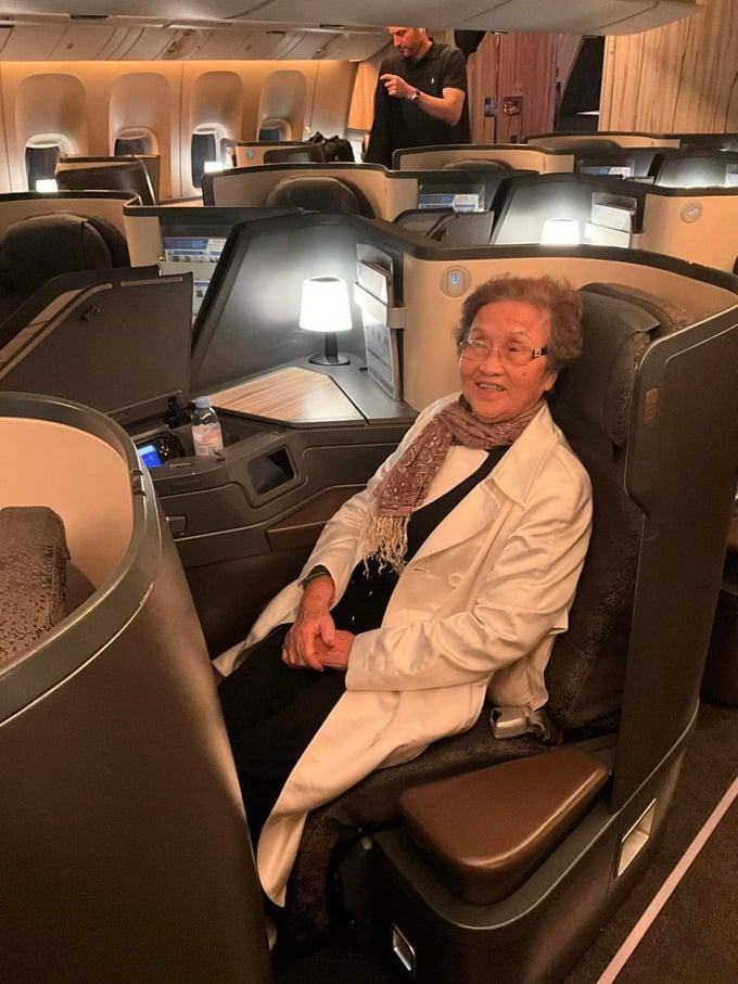 Hoài Linh đưa mẹ từ Mỹ về Việt Nam bằng khoang hạng nhất-2