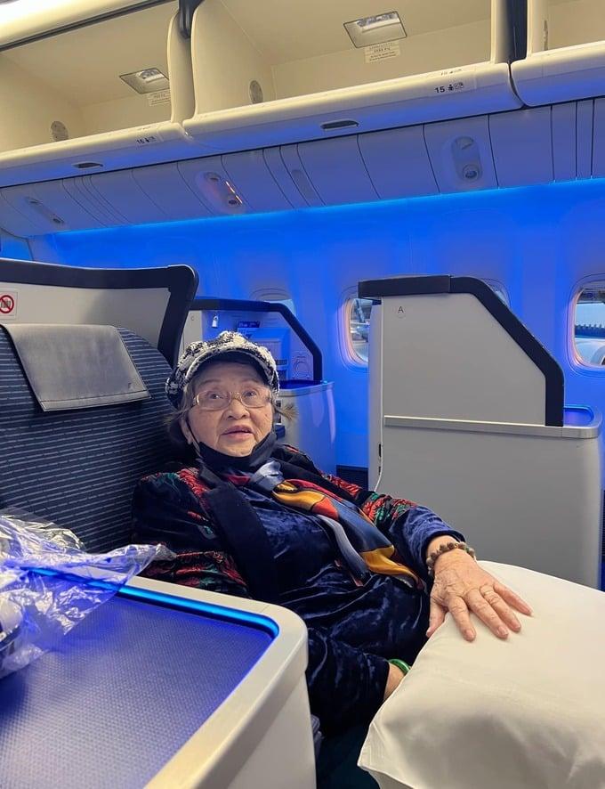 Hoài Linh đưa mẹ từ Mỹ về Việt Nam bằng khoang hạng nhất-4