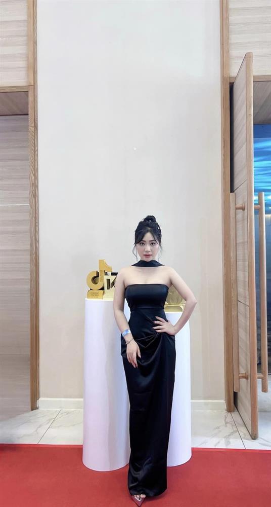 Diện kiến bạn gái tổng tài gia trưởng, nhan sắc và body không thể tin nổi!-7