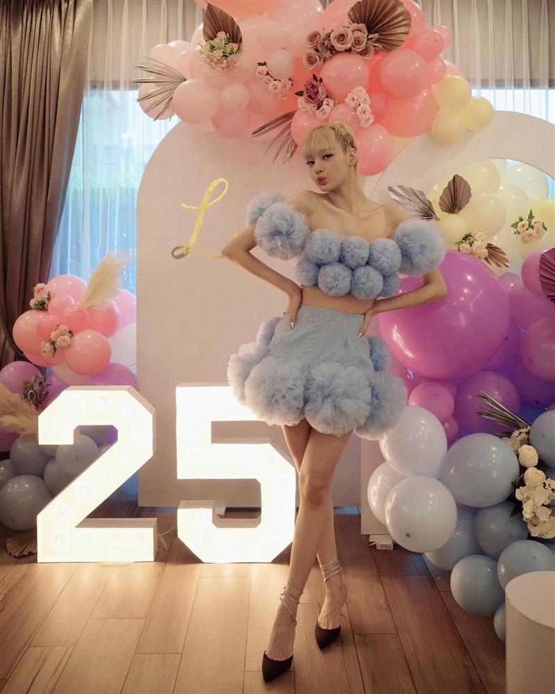 CEO Lisa đi sinh nhật mà như đi trao giải, style ra dáng bà chủ khác hẳn trước kia-8