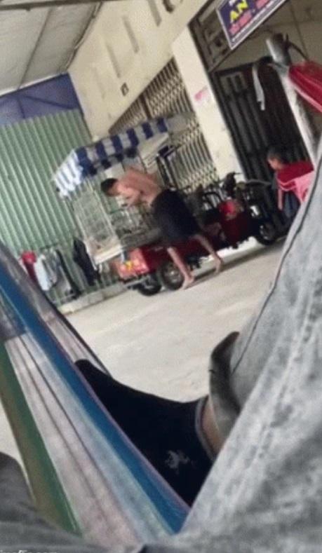 Phẫn nộ clip người đàn ông đánh đập bé trai dã man, nhốt trong lồng sắt sau xe ba gác-1