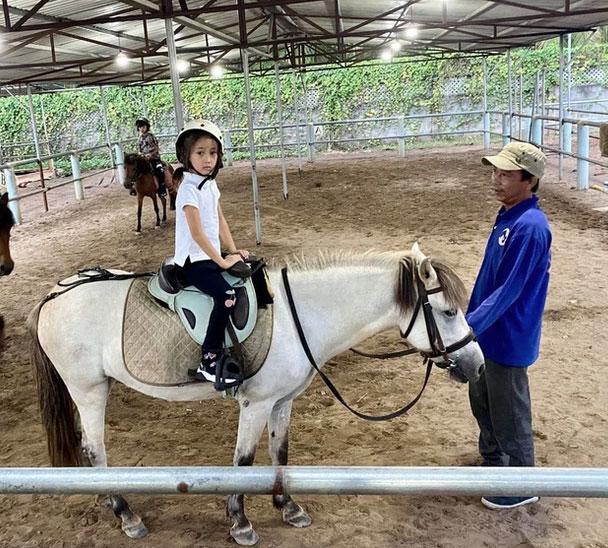 Những môn thể thao Hoa hậu Hà Kiều Anh cho con gái chơi để phát triển vượt trội, có một môn dành cho giới thượng lưu-5