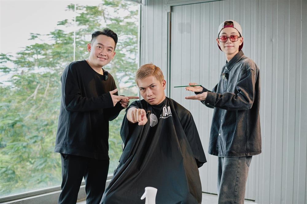 Double2T: Thợ hớt tóc thành rapper, show kín lịch, nhận 2 giải Cống hiến-2
