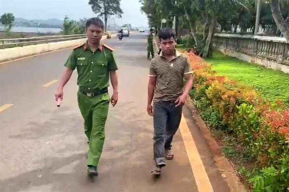 Bắt giữ thanh niên vô cớ đánh người, cướp xe máy của nạn nhân-1