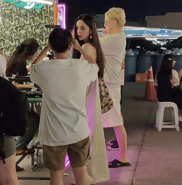 Ảnh chụp trộm Cổ Lực Na Trát hút hơn 50 triệu lượt xem-1