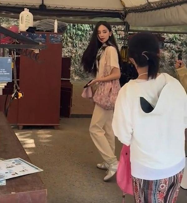 Ảnh chụp trộm Cổ Lực Na Trát hút hơn 50 triệu lượt xem-2