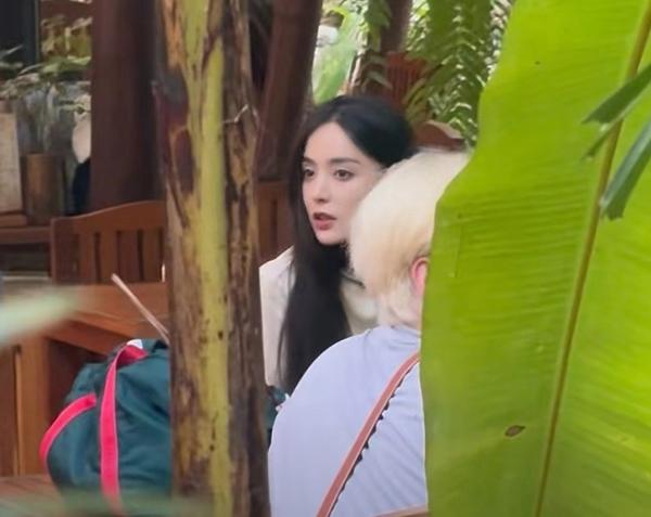 Ảnh chụp trộm Cổ Lực Na Trát hút hơn 50 triệu lượt xem-3