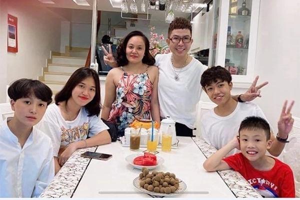 Ca sĩ Long Nhật: Từng ồn ào giờ viên mãn bên vợ con, làm ông ngoại tuổi 57-3