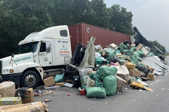 Đâm vào thùng xe đầu kéo đỗ trên cao tốc Cam Lộ - La Sơn, tài xế nguy kịch