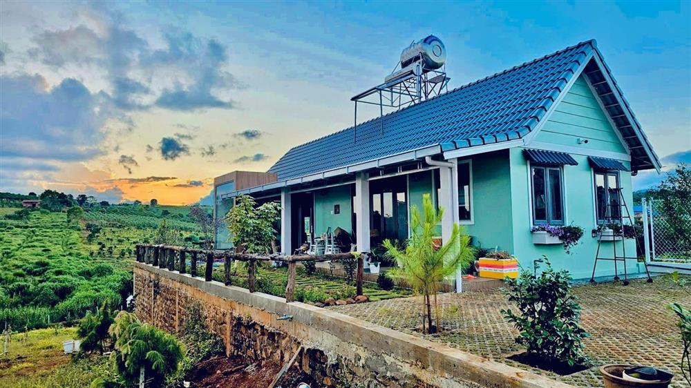 Nhà vườn 2.000m2 đẹp mê mải của Hoàng Lê Vi và chồng nhạc sĩ-1