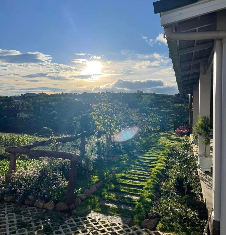 Nhà vườn 2.000m2 đẹp mê mải của Hoàng Lê Vi và chồng nhạc sĩ-6