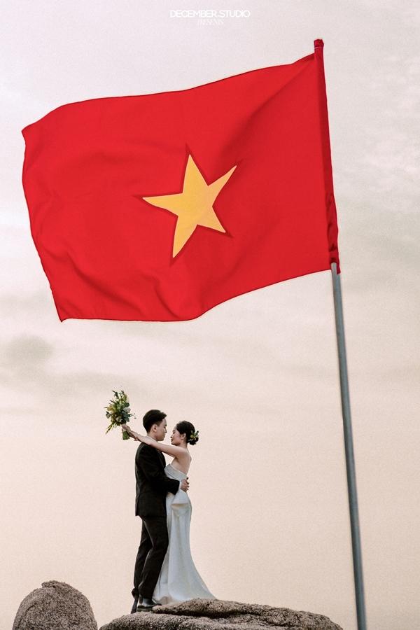 Cặp đôi vi vu Phú Yên, chụp ảnh cưới đúng khoảnh khắc Lễ Thượng cờ gây sốt MXH-3