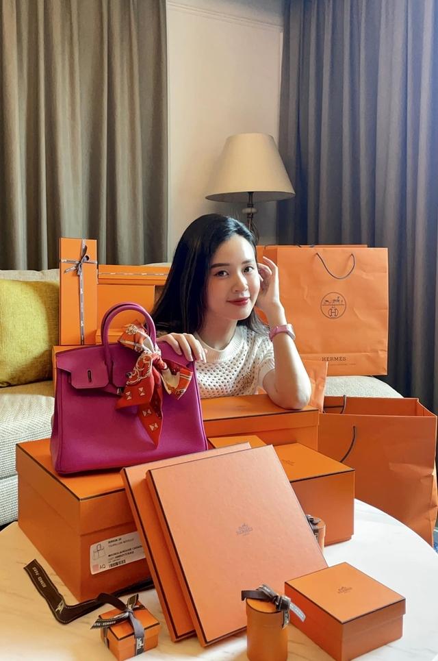 8X đạt Á khoa kép bậc ĐH lẫn Thạc sĩ, là trùm sổ đỏ, livestream bán đất cháy hàng: Suýt cưới đại gia, U40 vẫn độc thân-5