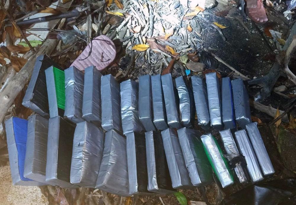 Trăm túi lạ dạt vào bãi biển một số tỉnh, cất giấu là ‘rước họa vào người’-1