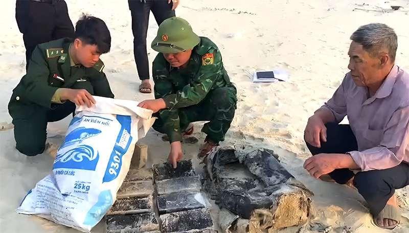 Trăm túi lạ dạt vào bãi biển một số tỉnh, cất giấu là ‘rước họa vào người’-2