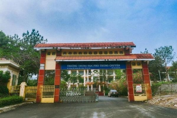 Vụ nữ sinh lớp 11 trường chuyên rơi từ tầng 5: Công an vào cuộc, trích xuất camera-1