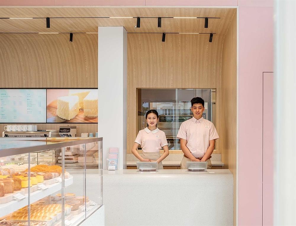 Tiệm bánh gây sốt: Nhân viên cao hơn 1,83m, giao hàng bằng xe Rolls Royce-1