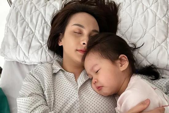 Nữ chính phim 'Về Nhà Đi Con' nhập viện, con gái mếu máo khóc thương