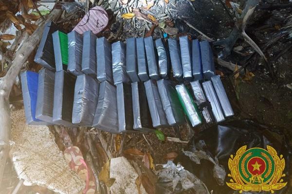 Tài xế lái Mazda CX5 hất công an lên nắp capo bị bắt-3