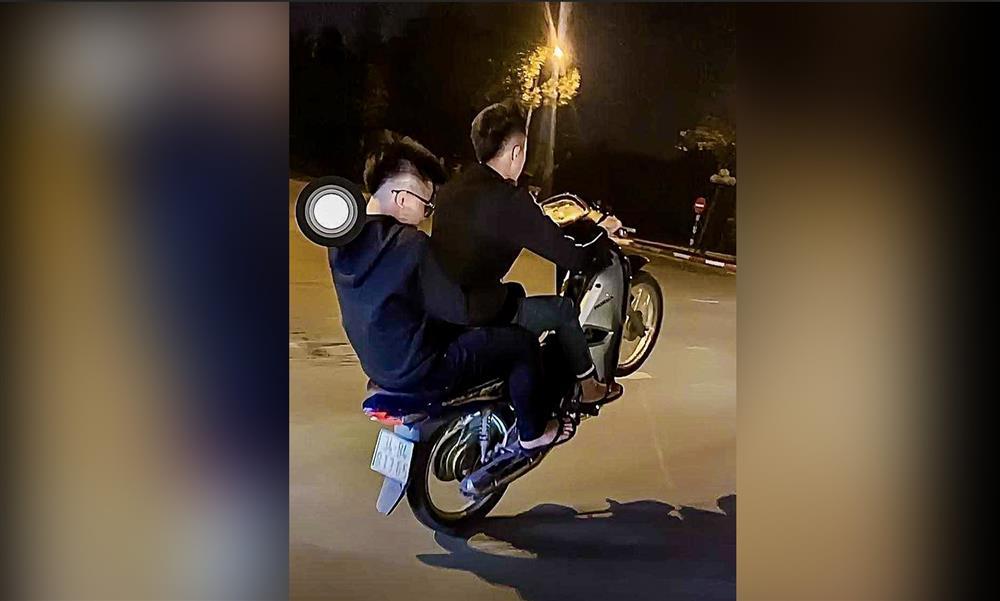 Chạy xe máy bốc đầu trên phố, nhóm thanh niên còn livestream khoe thành tích-1
