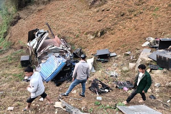 Xe lao xuống vực khi đi săn mây, cô gái ở Quảng Nam tử vong-2