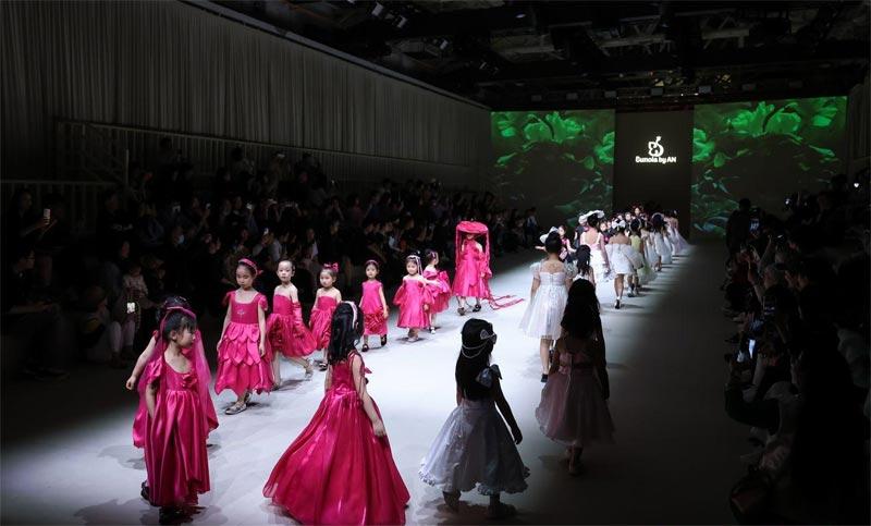 60 mẫu nhí tỏa sáng tại Shanghai Fashion Week AW24-2