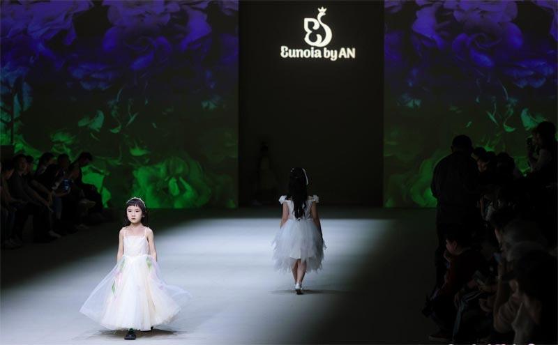 60 mẫu nhí tỏa sáng tại Shanghai Fashion Week AW24-3