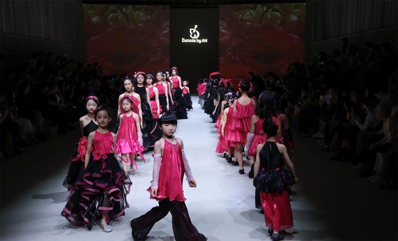 60 mẫu nhí tỏa sáng tại Shanghai Fashion Week AW24-1
