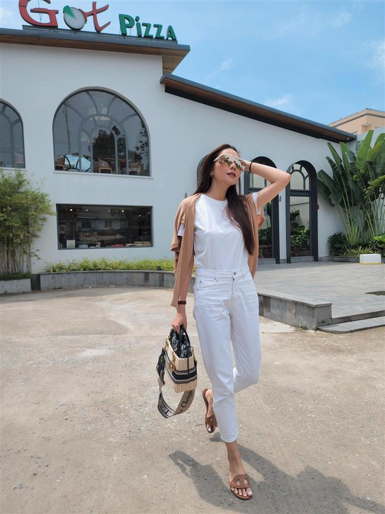 5 mẫu áo thun trẻ trung và thanh lịch dành cho tuổi ngoài 40-1