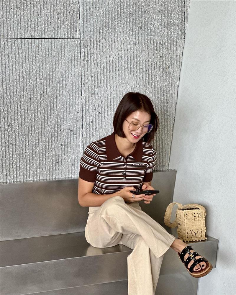 5 mẫu áo thun trẻ trung và thanh lịch dành cho tuổi ngoài 40-5