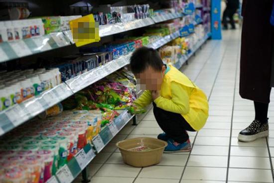 Cháu làm vỡ trứng bị đòi đền gấp 10 lần, lời của người bà làm cô bán hàng xấu hổ